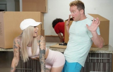 Cassidy Luxe - Moving In On My New Roommate - Crazycollegegfs