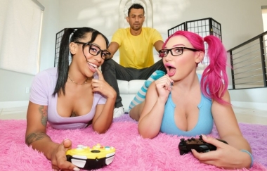 Lily Lou, Mikey Star - Real Gamers Only Pause For Dick - Crazycollegegfs