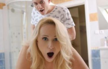 Stacy Cruz, Angel Wicky - Frisky At The Winter House
