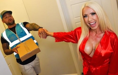 Mandy Monroe - Special Delivery: Sausage Of The Month - Nookies